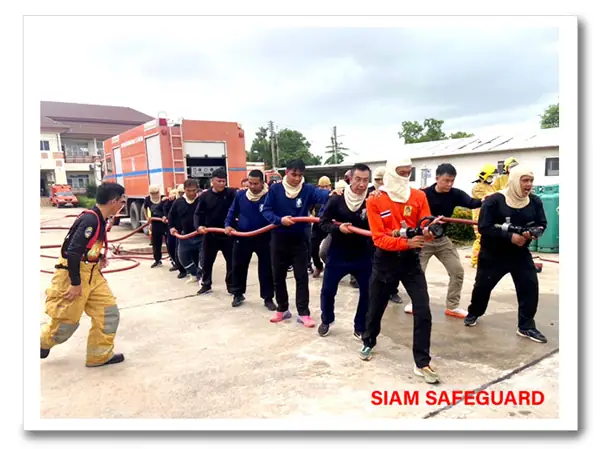การฝึกอบรมดับเพลิงสำหรับพนักงานรักษาความปลอดภัย ซ้อมฉีดน้ำพร้อมครูฝึก